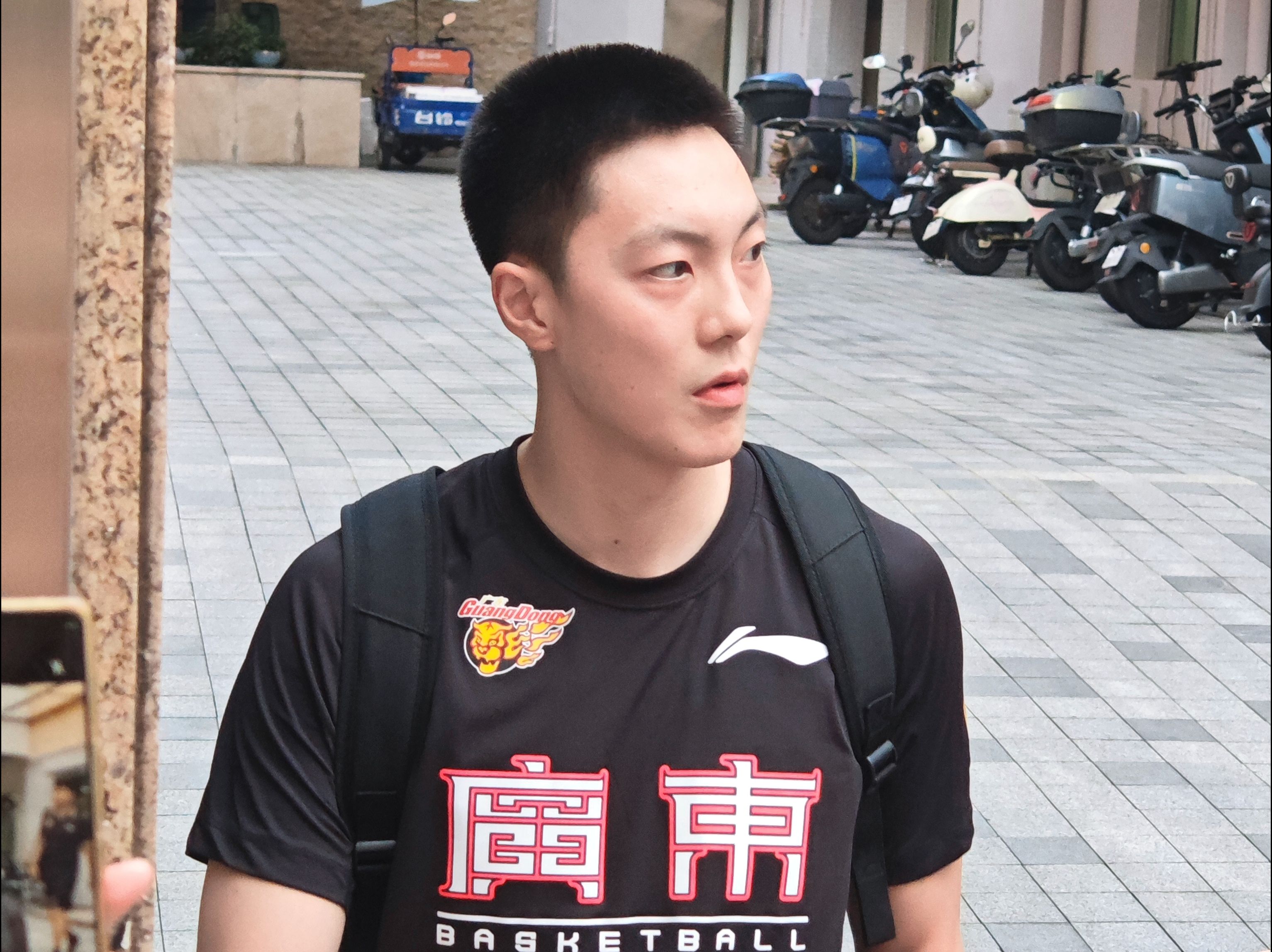 关于广东宏远队力争夺冠，壮志凌云再战球场的信息