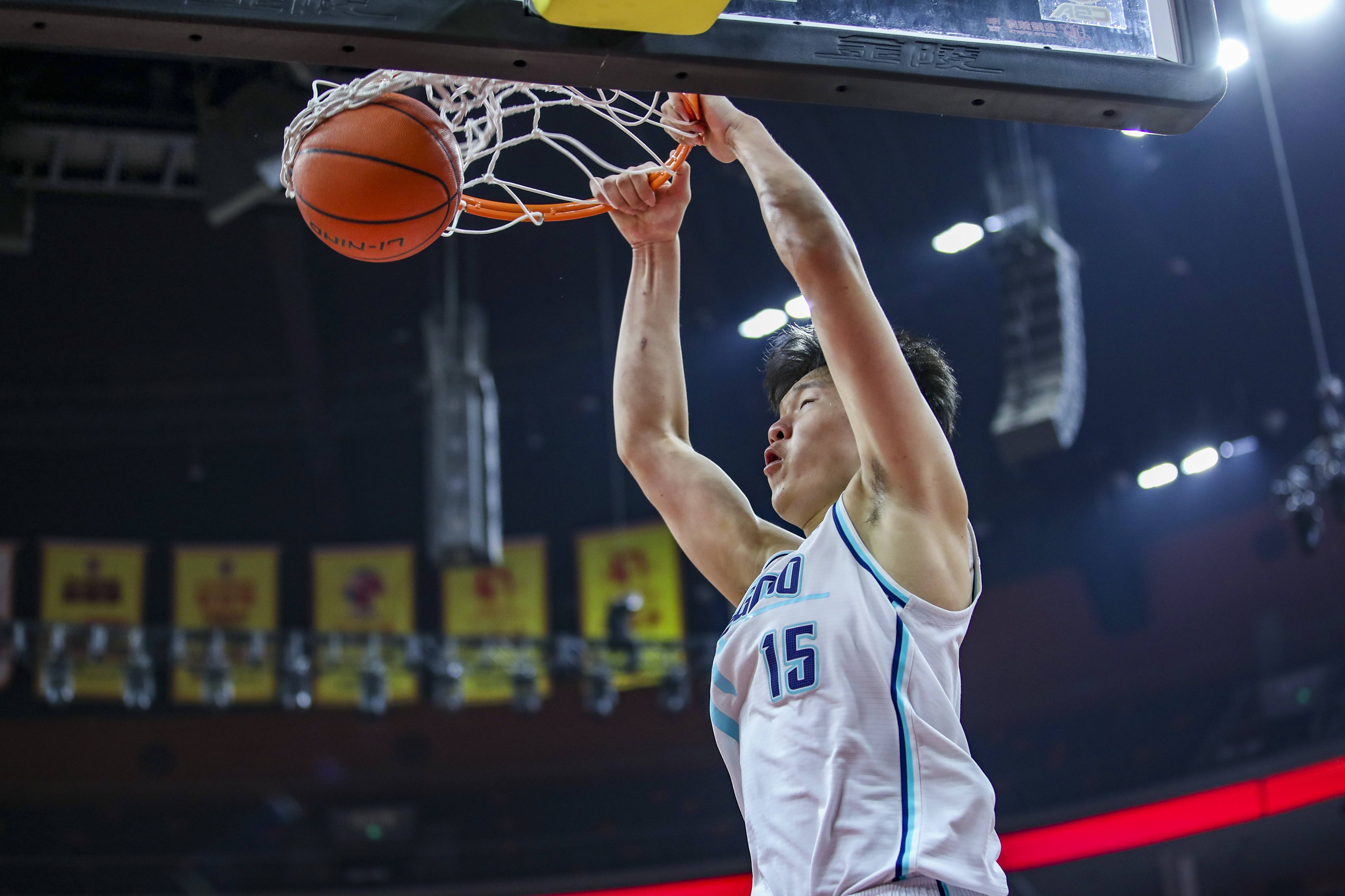 杨瀚森NBA新定妆照发布：身披开拓者16号红袍，张开双臂迎接新赛季的简单介绍