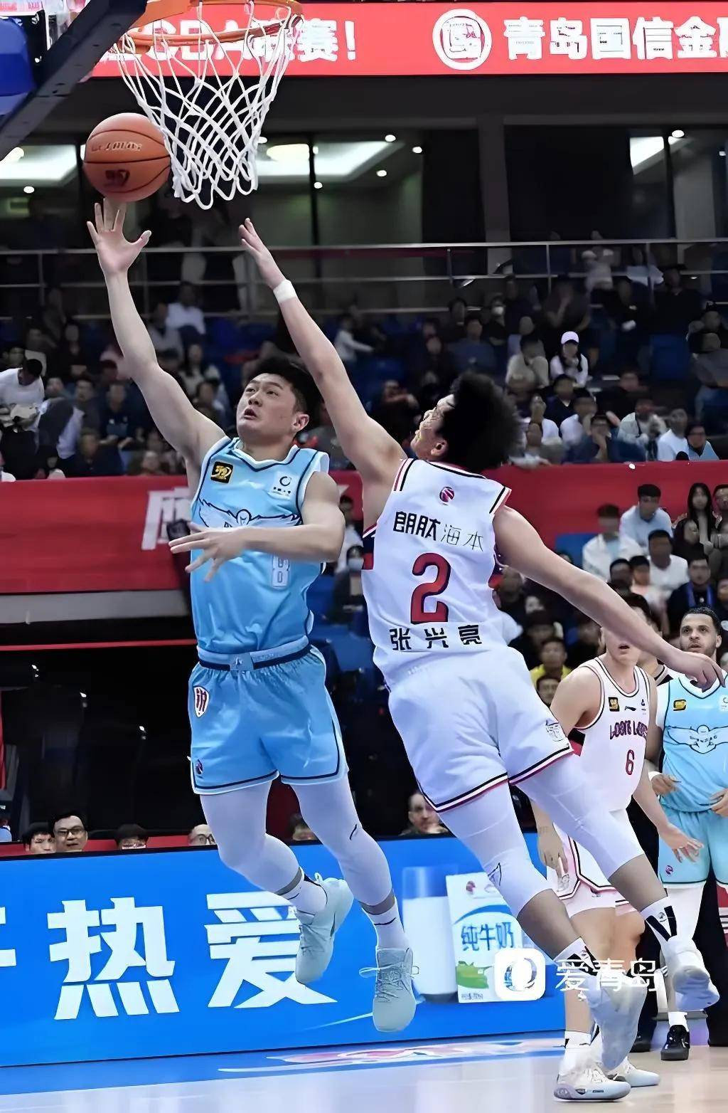 杨瀚森NBA新定妆照发布：身披开拓者16号红袍，张开双臂迎接新赛季的简单介绍