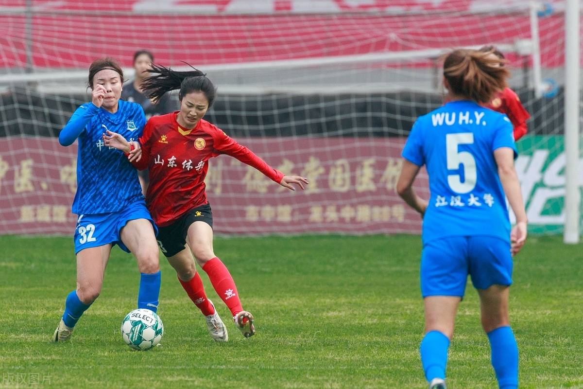 开云体育-铁血女足：选手无惧困难拼尽全力